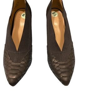 Black leather and elastic heeled shoe